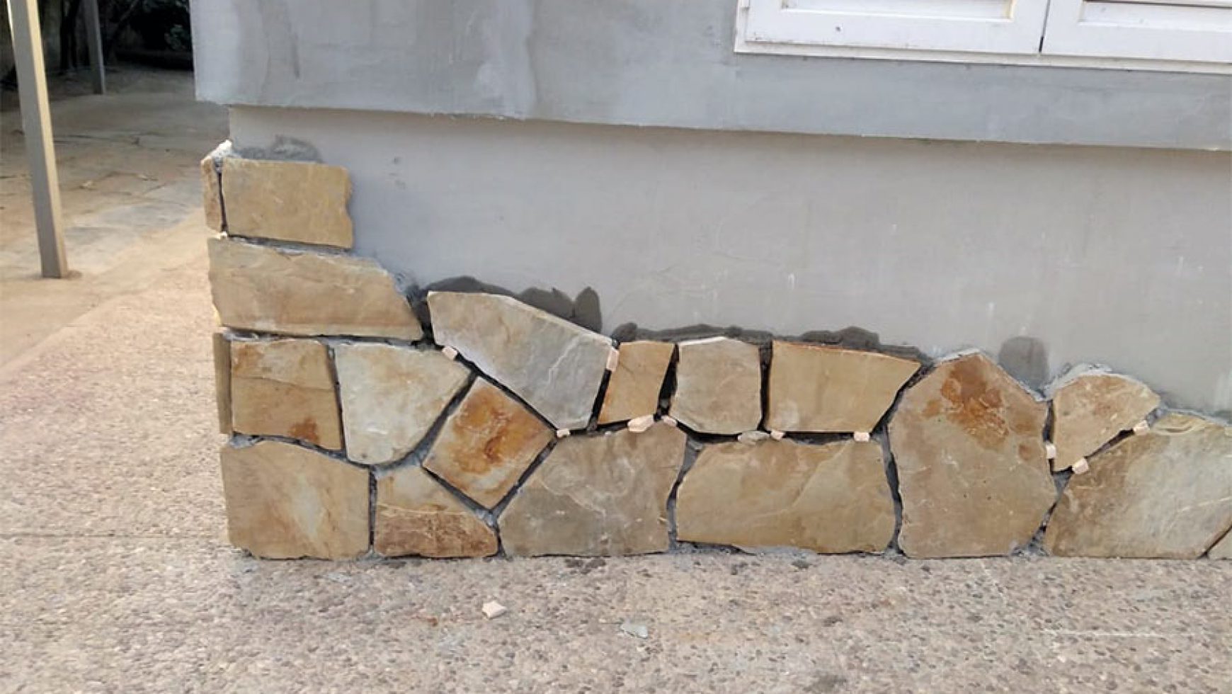 Aislamiento sistema Sate y colocación de piedra 2